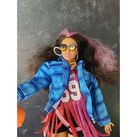 Mattel Malibu Barbie Doll 2019 - Picture 2 of 10